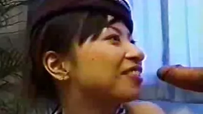 Rubia sacude sus pechos colgados y folla colegialas super cachondas con un entrenador calvo