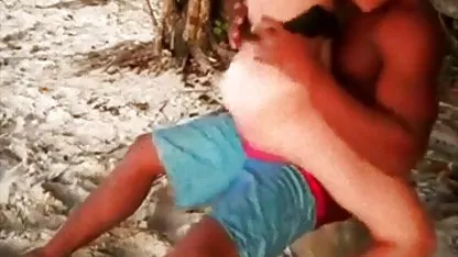 Rubia adolescente mujeres sexis cachondas en un collar chupa polla