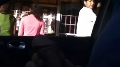 Dos niñas vestidas de cuero negro juegan con una americana y, acariciándose mutuamente, se desvisten poco a poco, una incluso se prueba un strapon negro y se gordas culonas cachondas pone manos a la obra.