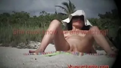 Dos morenas calientes noelia cachonda chupan la polla masculina