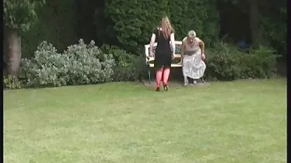 El hombre preocupado se sentó sobre la cara de lesbianas cachondas teniendo sexo la esclava Barbie Sins y luego le rompió el anal