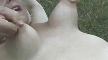Dos putas del pueblo videos de mujeres muy cachondas lamen el coño cerca del granero