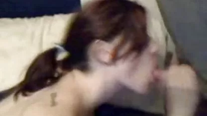 La perra caliente y blanca videos caseros cachondos le encanta chupar las pollas gordas de niggas
