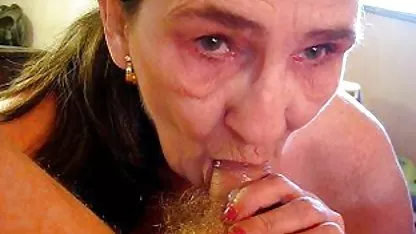 El baño está lleno de espuma, una morena tetona está chapoteando en ella, para completar, falta el tipo borrachas cachondas con una polla gruesa, y aquí está, él sabe su negocio, lame los agujeros de la perra y los martilla con su polla pesada.