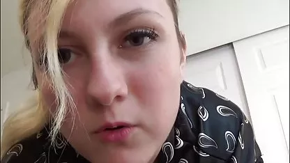 Chico folla morena con grandes tetas cangrejos en el baño y sexo oral cachondo en la cocina