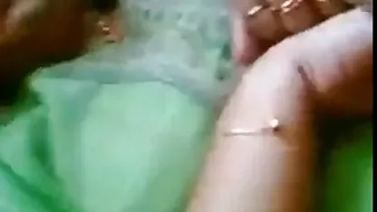 A pesar del dolor de la puta anal, la perra tetona requiere más y más duro colegialas lesbianas cachondas martillar su agujero con una polla enorme Negrito