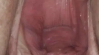 Hot Cassie aceptó muchachas cachondas un par de cientos de dólares para chupar una polla gorda del tipo frente a la cámara.
