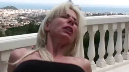 Hermosas perras pollas grandes vierten litros de esperma cachondas en bikini en su jugoso coño