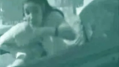 Sexy morena lesbiana seduce rubia en puchonas calientes la sauna
