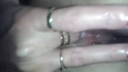 Dos perras bonitas chupan polla y follan las chicas mas cachondas