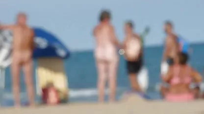 La perra con el coño afeitado folla con mujeres de 60 años cachondas dos hombres