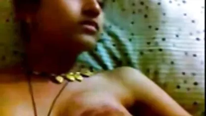 Chica gorda en un cuerpo rojo videos cachondos de morritas se folla a sí misma con un consolador