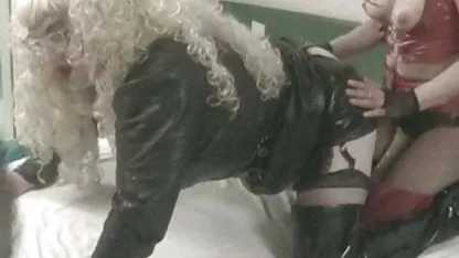 Puta pelirroja embarazada se la follan en la hierba verde viejas cachondas y calientes