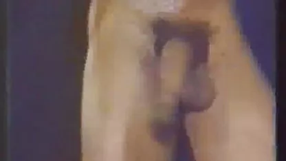 Dos parejas jóvenes tienen una gran follada delante de videos de chicas muy cachondas la cámara