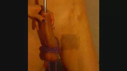 Una chica sexy videos xxx bien cachondos de 18 años juega en la piscina y folla con su amada.