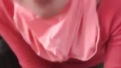 Baby Kymberlee Anne chupa una enorme polla calva y vecinas muy cachondas folla